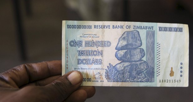 Sto trilionů zimbabwských dolarů má hodnotu asi 40 amerických centů