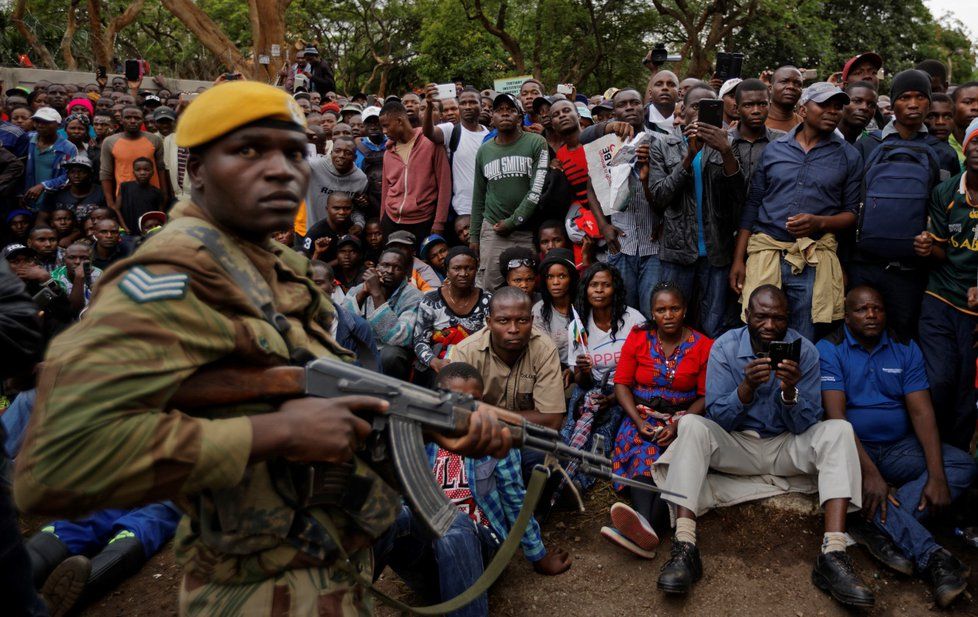 Armáda a dav lidí před Mugabeho rezidencí v Harare