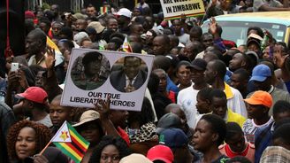 Strana vyloučila ze svých řad Mugabeho, opozice připravuje ústavní žalobu