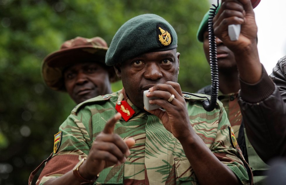 Armáda před Mugabeho rezidencí v Harare