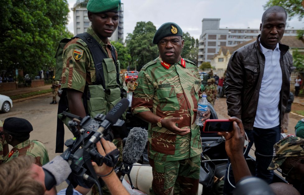 Armáda před Mugabeho rezidencí v Harare