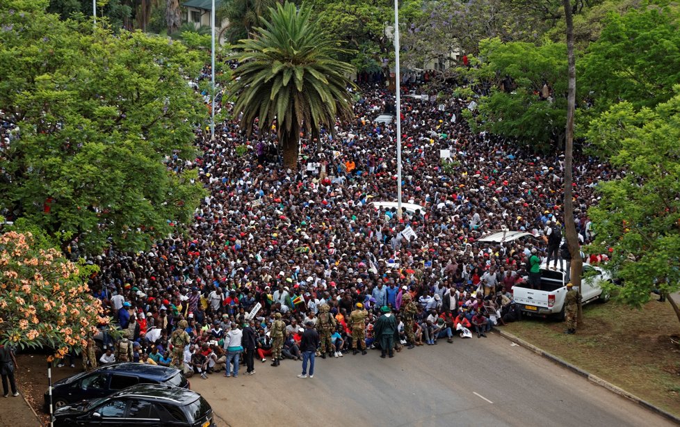 Dav lidí na cestě k Mugabeho rezidenci v Harare