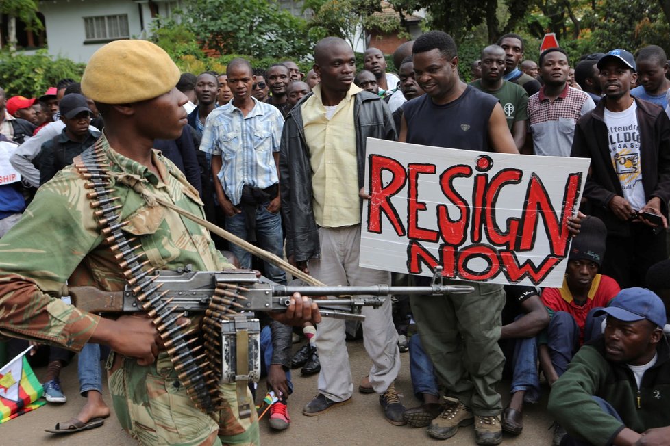 Armáda a dav lidí před Mugabeho rezidencí v Harare