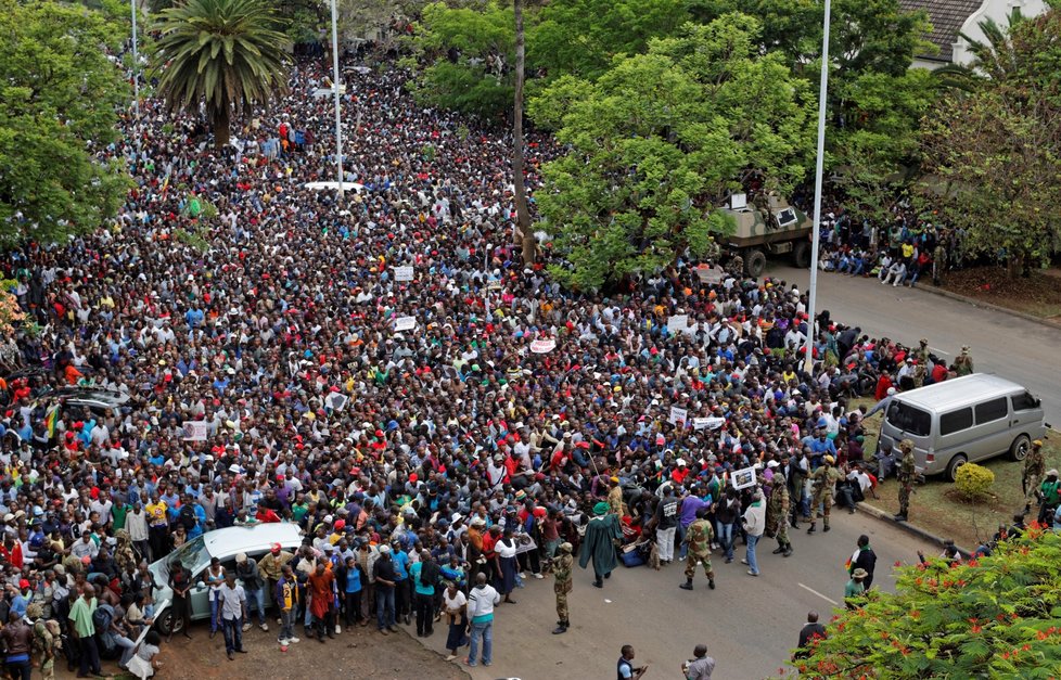 Dav lidí na cestě k Mugabeho rezidenci v Harare