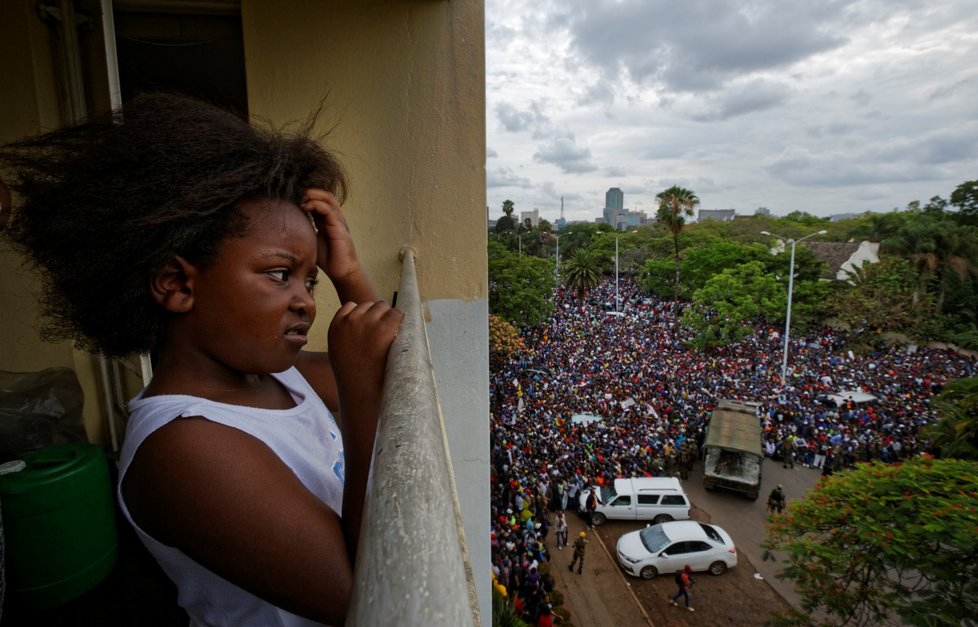 Megane (6) se dívá na dav blokující cestu k Mugabeho rezidenci