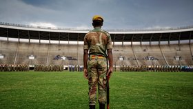 Zimbabwská vojenská přehlídka během zkoušky šatů před pátečním prezidenčním zahájením Emmersona Mnangagwa na Národním sportovním stadionu v Harare v Zimbabwe