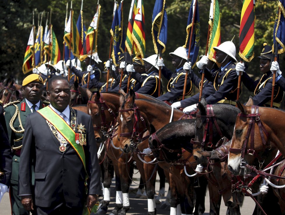 Prezident Emmerson Mnangagwa přichází k budově parlamentu.