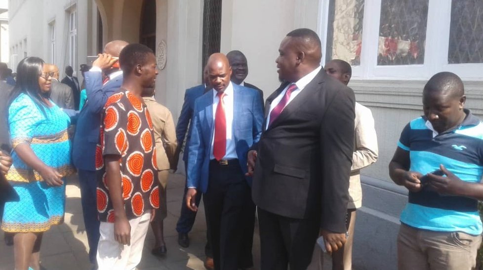 Opoziční poslanci přerušili projev prezidenta Mnangagwy a na protest opustili parlament.
