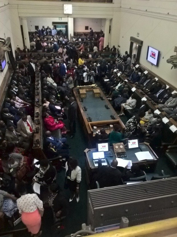 Opoziční poslanci přerušili projev prezidenta Mnangagwy a na protest opustili parlament.