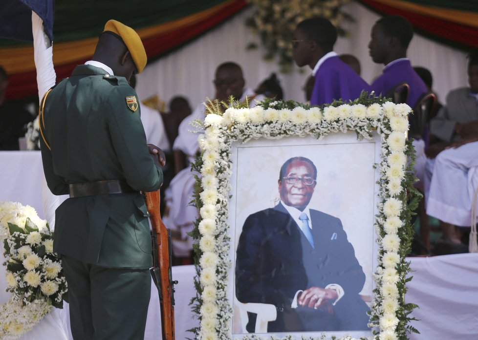 Bývalého prezidenta Zimbabwe Mugabeho pohřbili v rodné vesnici.