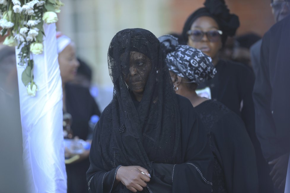Bývalého prezidenta Zimbabwe Mugabeho pohřbili v rodné vesnici.