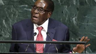 Mugabe rezignuje na post prezidenta Zimbabwe. Výměnou vyjednal imunitu pro sebe a svou ženu