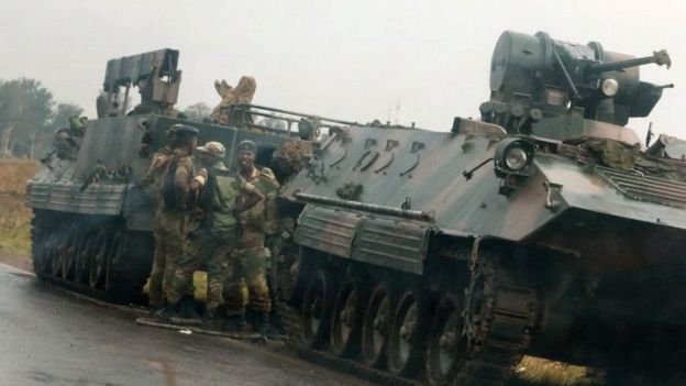 V ulicích Zimbabwe jsou o rána tanky. Vojáci zabrali vládní budovy a televizi s rozhlasem. Prý chrání prezidenta Roberta Mugabeho. Že by šlo o puč, odmítají.