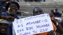Lidé v Zimbabwe vítají Emmersona Mnangagwa jako svého nového prezidenta.  K radosti veřejnosti rezignoval Robert Mugabe.