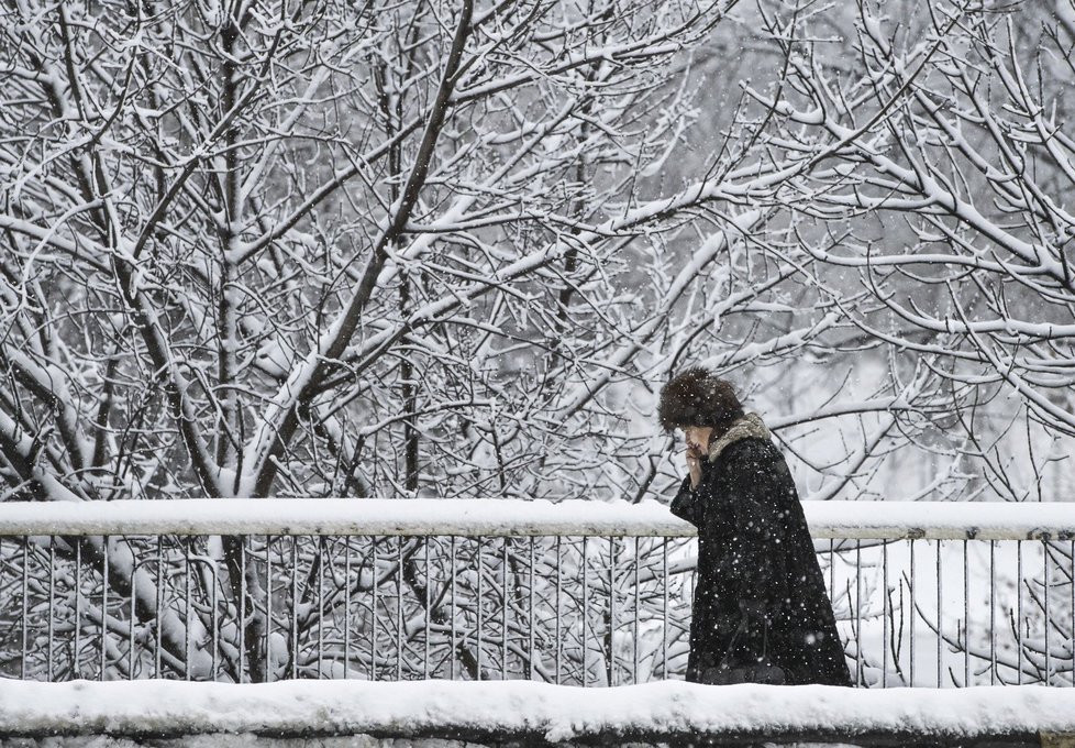 V Rumunsku bylo 14 obcí odříznuto od dodávek proudu. Ministerstvo školství vyhlásilo na pondělí sněhové prázdniny.