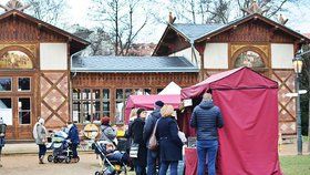 Vánoční piknik v Grébovce: Zablácený park milovníky jídla neodradil