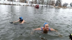 Otužilci si na Štěpána užili Dyji: Nejmladší Tomáš (8) v neoprenu zvládl celý kilometr 