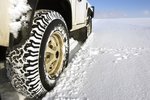 Pokud na silnici leží námraza, sníh, nebo je důvodné podezření, že nám počasí takovou pohromu nadělí, musíte mít na autech zimní pneumatiky