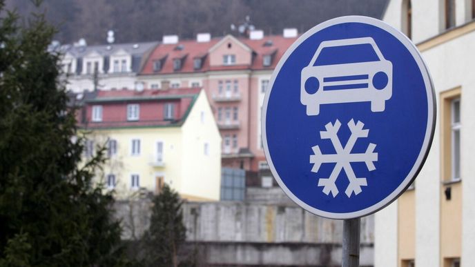 Kdy přezout auto na zimu? Značka Zimní výbava značí povinnost mít zimní pneumatiky.