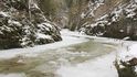 Když máte štěstí a řeka zamrzne, můžete túru absolvovat po ledu