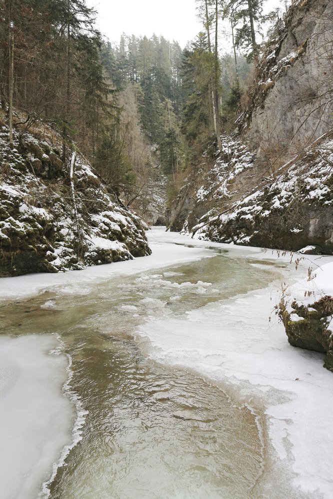 Když máte štěstí a řeka zamrzne, můžete túru absolvovat po ledu