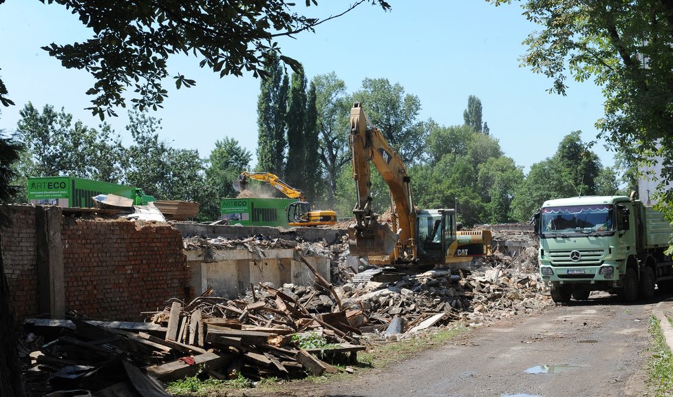 Demolice zimního stadionu Štvanice proběhla 2011.