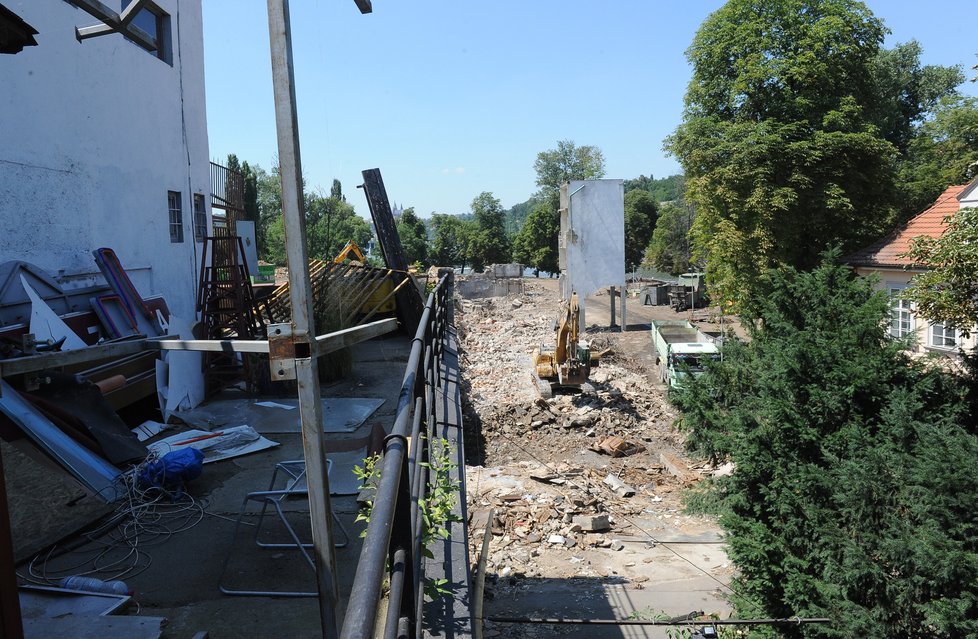 Demolice zimního stadionu Štvanice proběhla 2011.