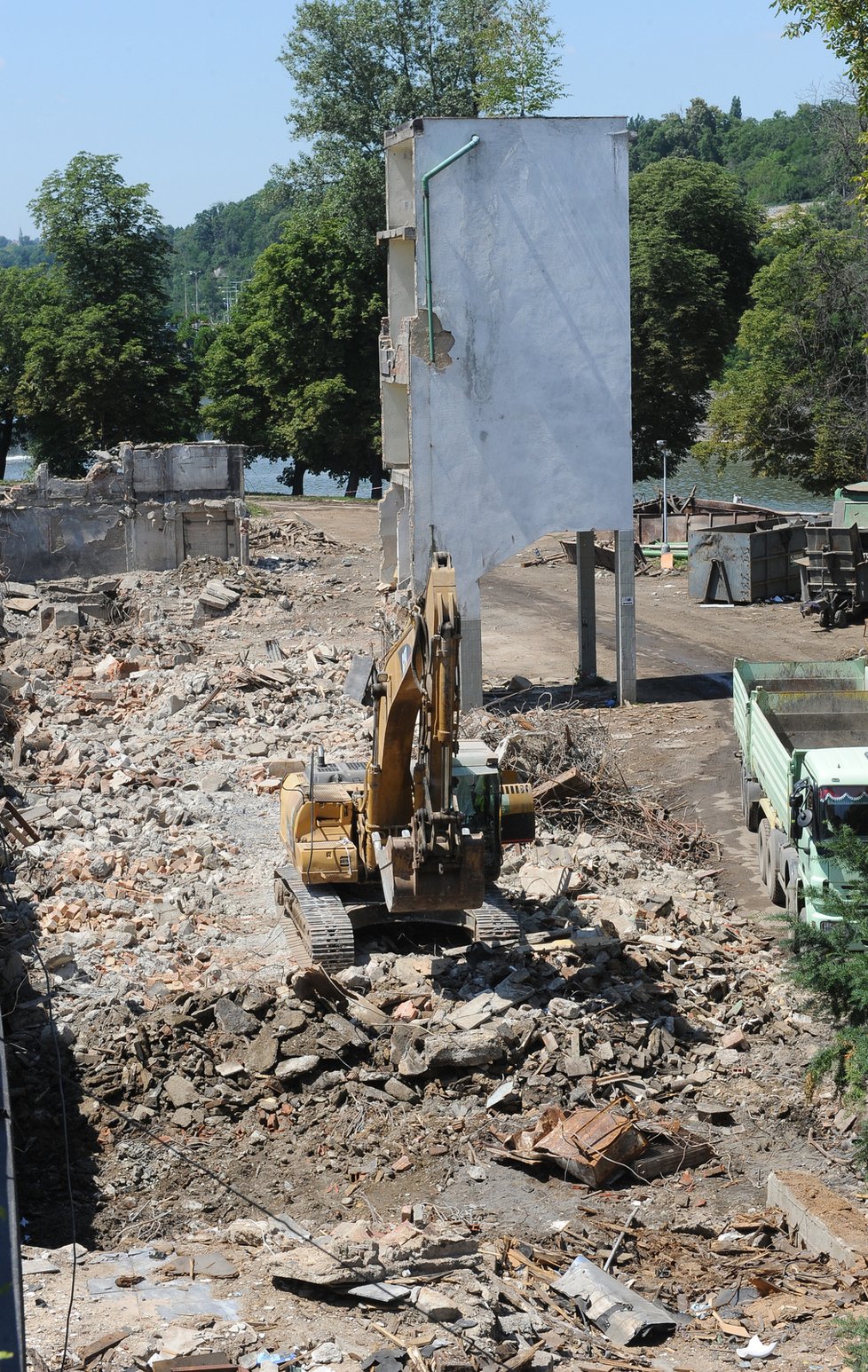 Demolice zimního stadionu Štvanice proběhla 2011.