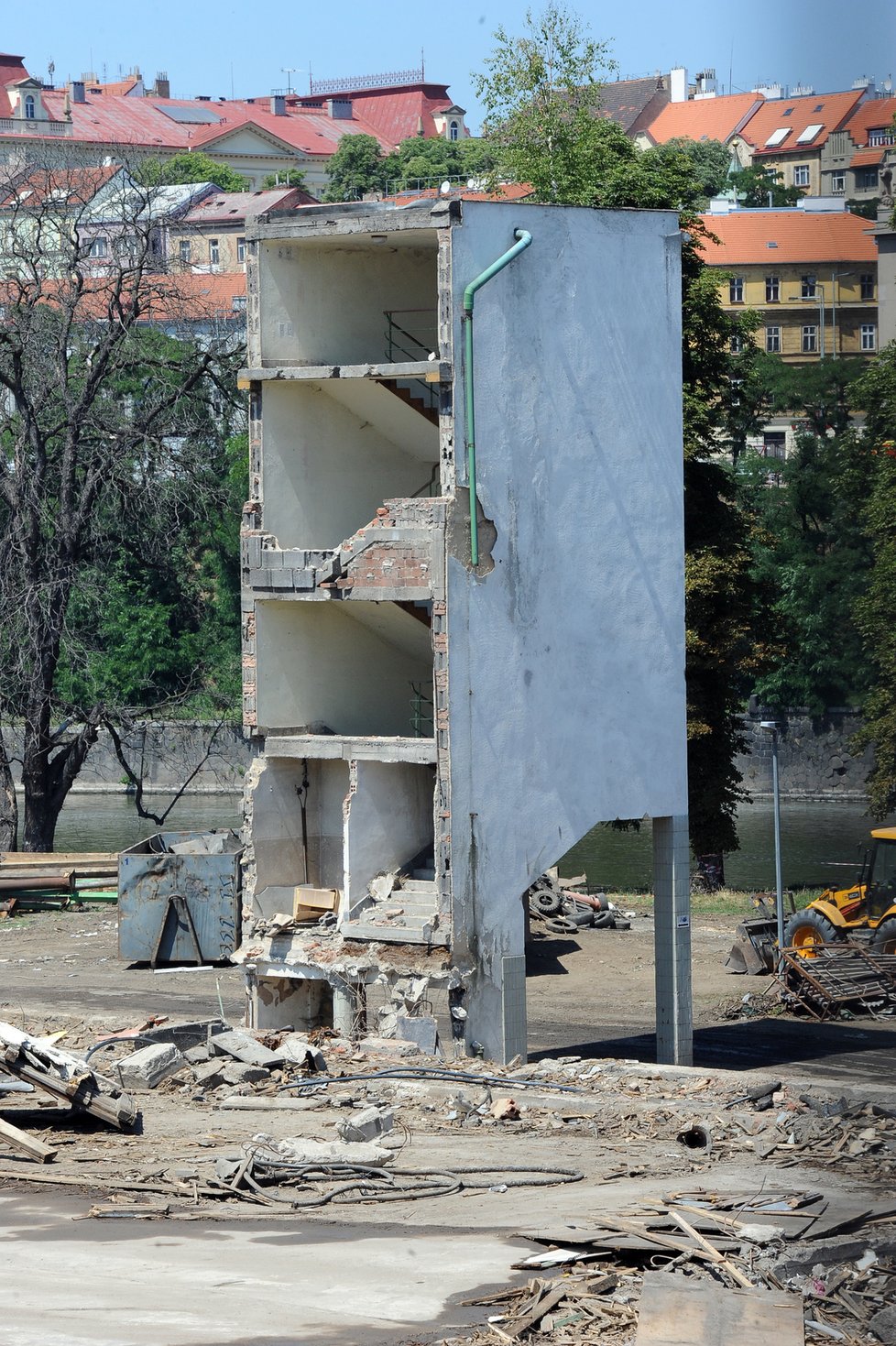 Demolice zimního stadionu Štvanice proběhla 2011.