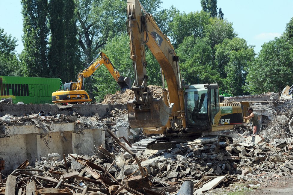 Demolice zimního stadionu Štvanice proběhla 2011.