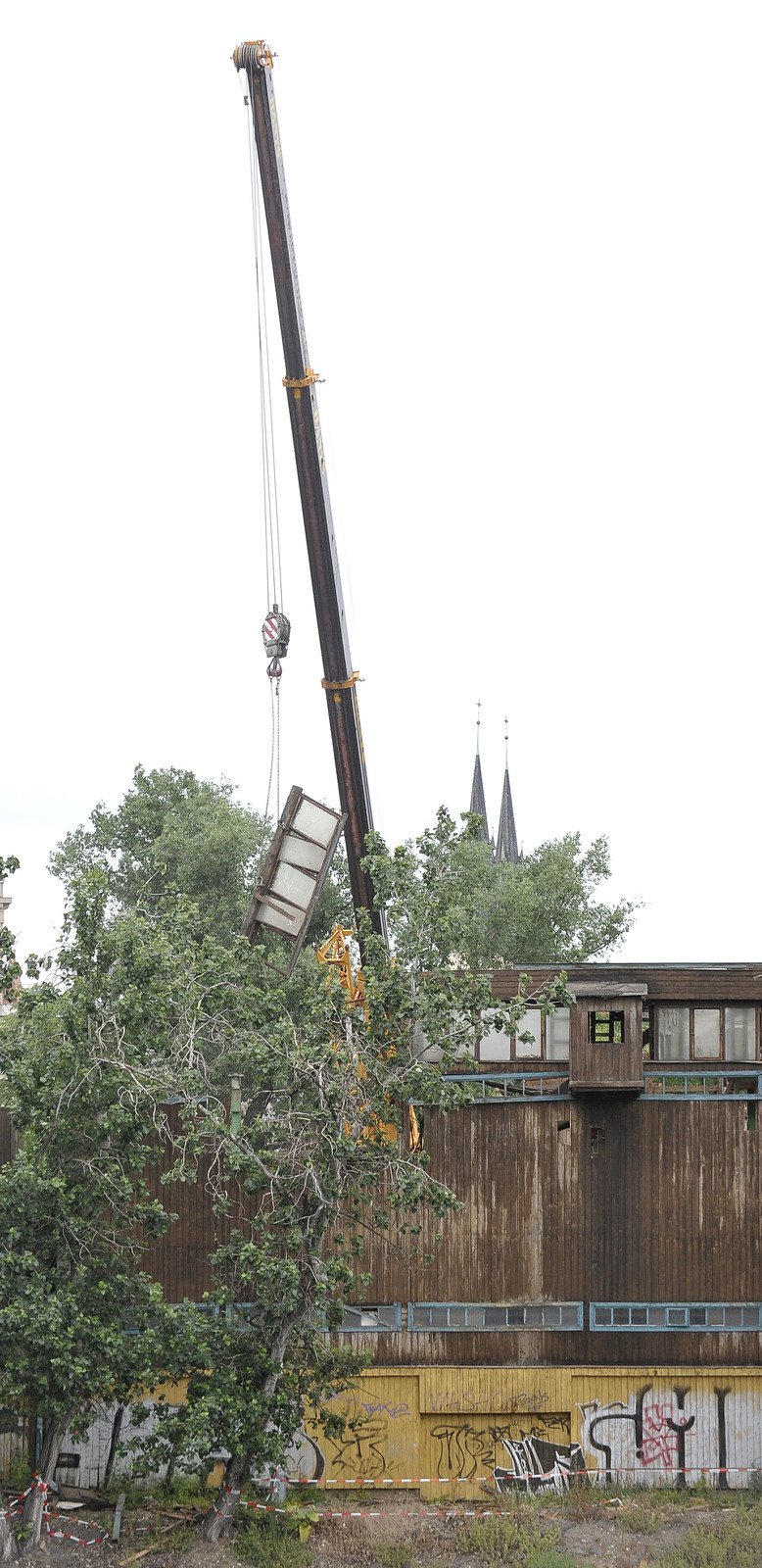 Zub času a liknavost úřadů, které se zdráhaly stadion opravit, vedly nakonec k jeho demolici v roce 2011.