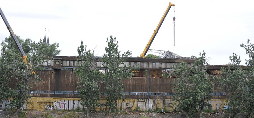 Zub času a liknavost úřadů, které se zdráhaly stadion opravit, vedly nakonec k jeho demolici v roce 2011.