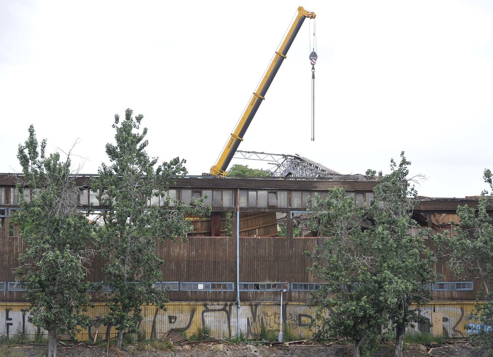 Zub času a liknavost úřadů, které se zdráhaly stadion opravit, vedly nakonec k jeho demolici v roce 2011.