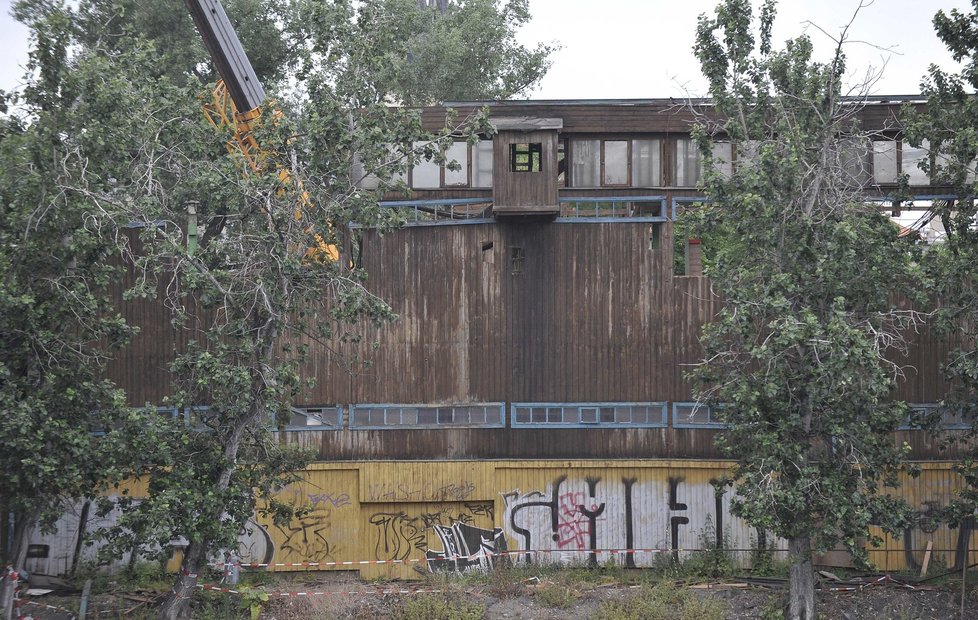 Zub času a liknavost úřadů, které se zdráhaly stadion opravit, vedly nakonec k jeho demolici v roce 2011.