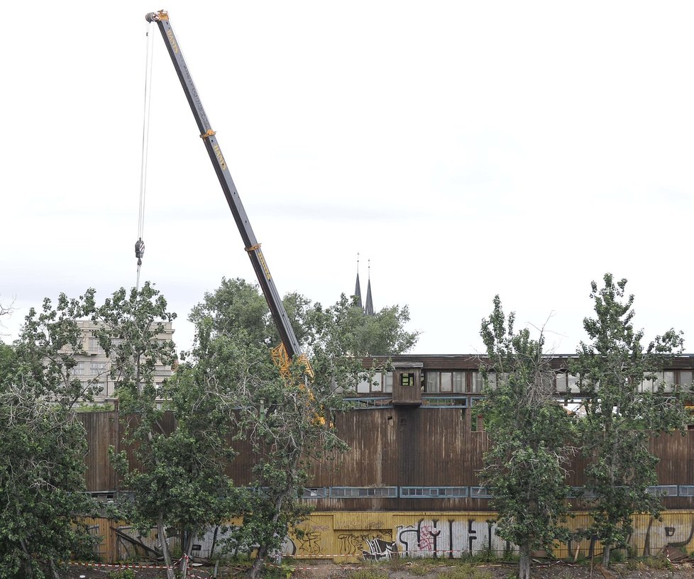 Zub času a liknavost úřadů, které se zdráhaly stadion opravit, vedly nakonec k jeho demolici v roce 2011.