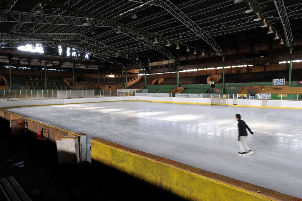 Takto vypadal zimní stadion Štvanice na přelomu 20. a 21. století. Využívala jej především veřejnost pro veřejné bruslení, či zde také probíhaly tréninky žáků.