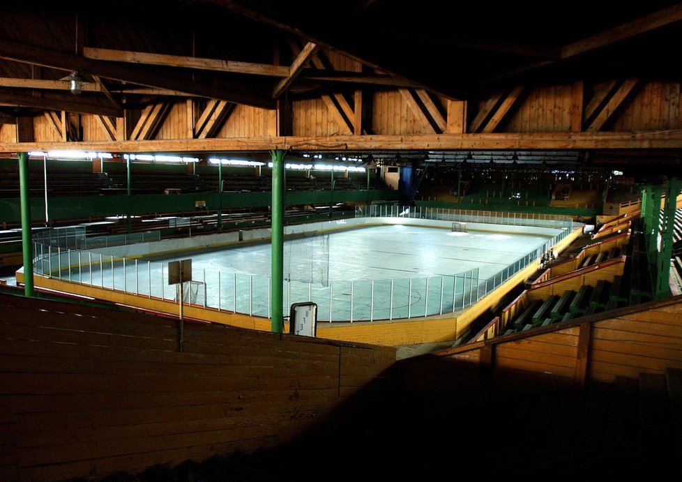 Takto vypadal zimní stadion Štvanice na přelomu 20. a 21. století. Využívala jej především veřejnost pro veřejné bruslení, či zde také probíhaly tréninky žáků.