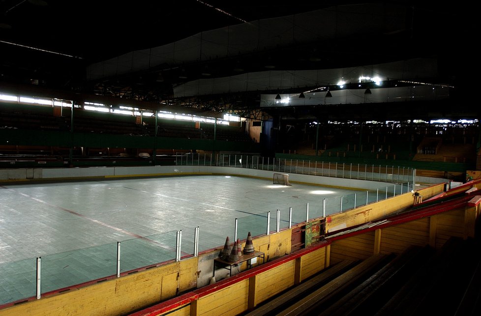 Takto vypadal zimní stadion Štvanice na přelomu 20. a 21. století. Využívala jej především veřejnost pro veřejné bruslení, či zde také probíhaly tréninky žáků.