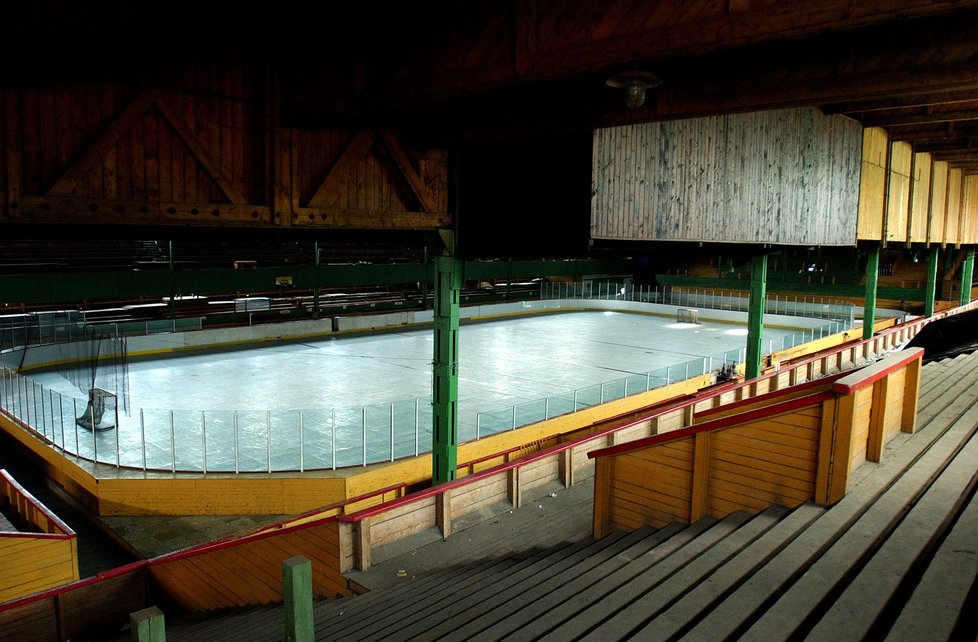 Takto vypadal zimní stadion Štvanice na přelomu 20. a 21. století. Využívala jej především veřejnost pro veřejné bruslení, či zde také probíhaly tréninky žáků.