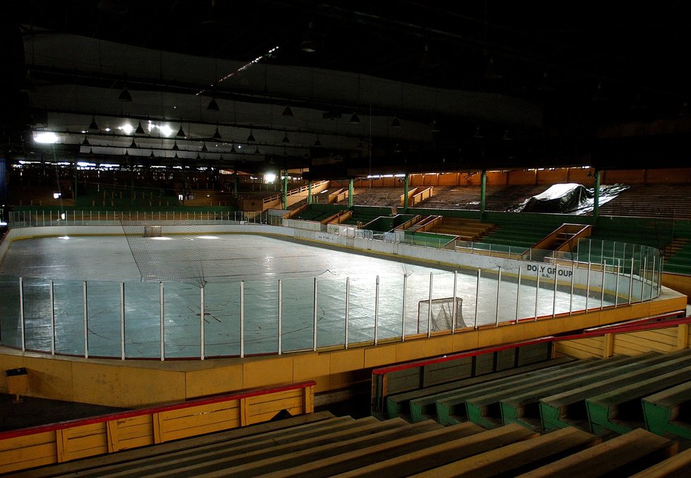 Takto vypadal zimní stadion Štvanice na přelomu 20. a 21. století. Využívala jej především veřejnost pro veřejné bruslení, či zde také probíhaly tréninky žáků.