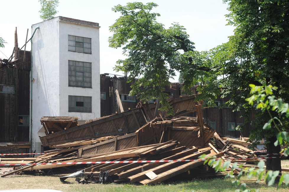 Zub času a liknavost úřadů, které se zdráhaly stadion opravit, vedly nakonec k jeho demolici v roce 2011.