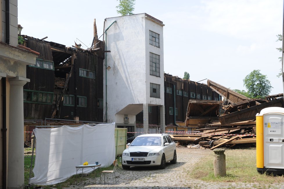 Zub času a liknavost úřadů, které se zdráhaly stadion opravit, vedly nakonec k jeho demolici v roce 2011.