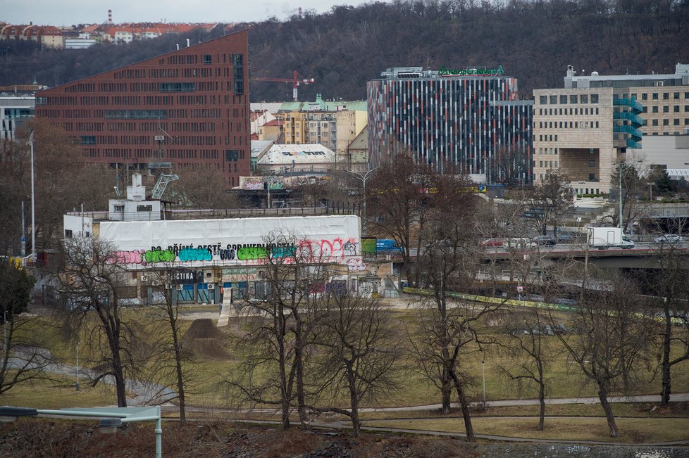 Zub času a liknavost úřadů, které se zdráhaly stadion opravit, vedly nakonec k jeho demolici v roce 2011.