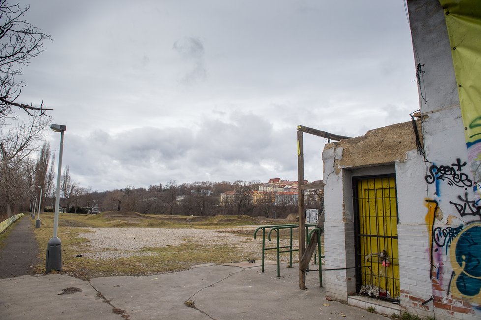 V těchto místech dříve stával zimní stadion Štvanice. V roce 1947 zde českoslovenští hokejisté zvítezili na mistrovství světa.