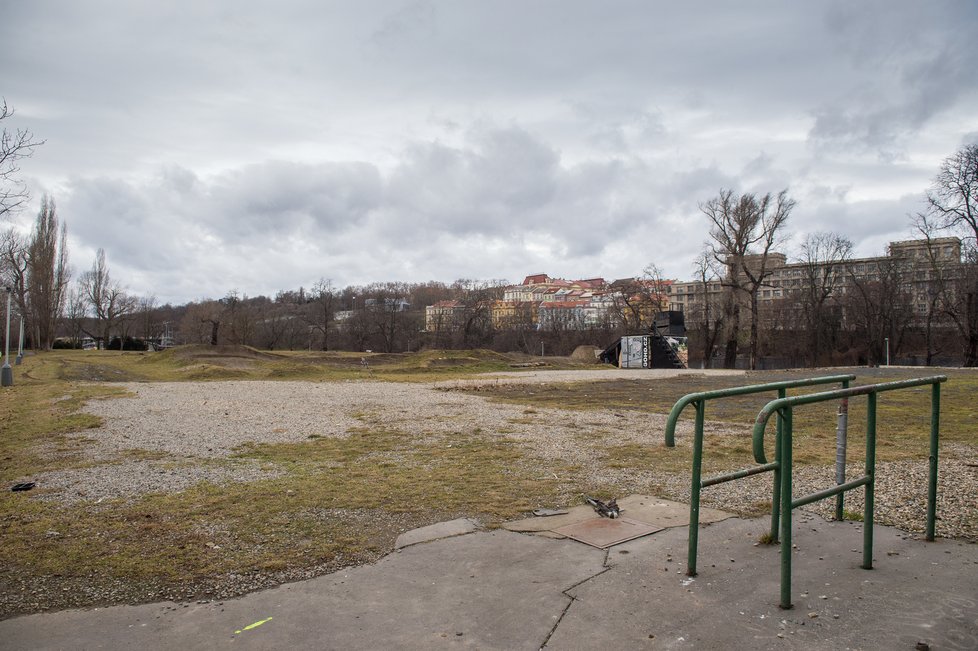 V těchto místech dříve stával zimní stadion Štvanice. V roce 1947 zde českoslovenští hokejisté zvítezili na mistrovství světa.