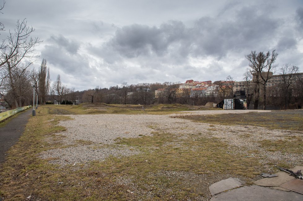 V těchto místech dříve stával zimní stadion Štvanice. V roce 1947 zde českoslovenští hokejisté zvítezili na mistrovství světa.