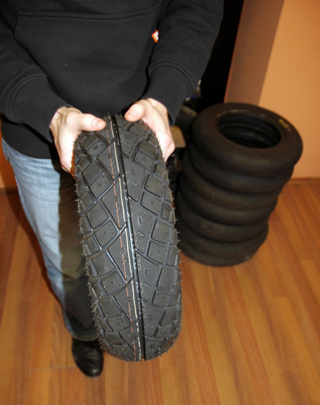 Víte, že existují zimní pneumatiky pro motorky a skútry? Mají hrubší dezén a měkčí směs, vypadají spíš jako terénní. Nabídka na trhu je značně omezená (Michelin, Haidenau) a dodávají se většinou na objednávku.