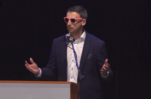 Bývalý jihočeský hejtman Jiří Zimola nasadil straníkům při svém kandidátském projevu růžové brýle