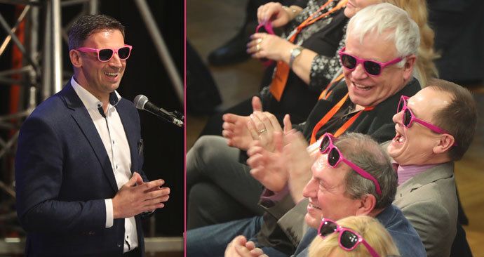 Kandidát na předsedu ČSSD Jiří Zimola nasadil delegátům na sjezdu růžové brýle. Docela si to užili (18. 2. 2018)