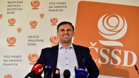 Jiří Zimola oznámil rezignaci na post prvního místopředsedy ČSSD. Zkroušeně u toho ale nevypadal (7.11.2018)